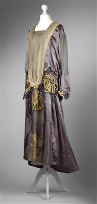 A dress, - Antiquariato - orologi, sculture, maioliche, arte popolare