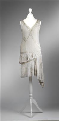 A flapper dress, - Antiques: Clocks, Sculpture, Faience, Folk Art, Vintage