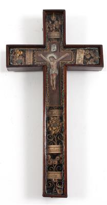 Paper scroll work in a glazed box in the form of a crucifix, - Antiques: Clocks, Sculpture, Faience, Folk Art, Vintage