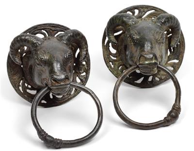 Two door knockers in the form of rams’ heads, - Antiques: Clocks, Sculpture, Faience, Folk Art, Vintage