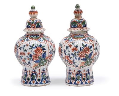 A pair of small Delft vases with covers, De Grieksche A, Pieter Adriaensz Kocks, Delft circa 1701-03 - Orologi, vintage, sculture, maioliche, arte popolare