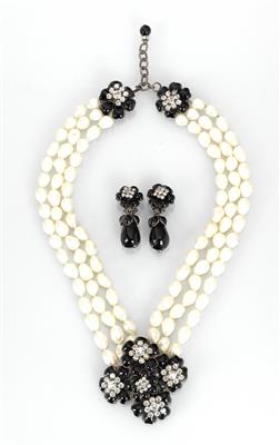 A Chanel necklace, one pair of ear clips - Starožitnosti