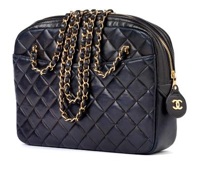 A Chanel Quilted Black Leather Shoulder Bag - Antiques: Clocks, Vintage, Asian art, Faience, Folk Art, Sculpture