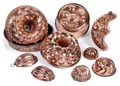 A collection of baking and pie moulds, - Starožitnosti