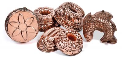 A collection of baking and pie moulds, - Starožitnosti
