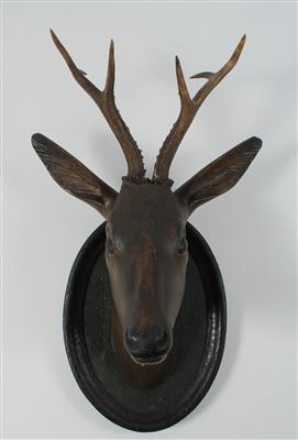 A naturalistically carved deer’s head, - Antiques: Clocks, Vintage, Asian art, Faience, Folk Art, Sculpture