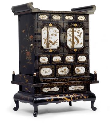 A black miniature lacquer chest in Shibayama style, Japan, Meiji period - Antiquariato - orologi, vintage, arte asiatica, maioliche, arte popolare, sculture