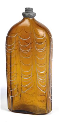 An octagonal brown glass bottle, - Arte e antiquariato