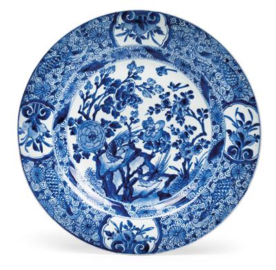 A blue and white plate, China, Kangxi period, underglaze blue ling chih in double ring, and of the period - Umění a starožitnosti