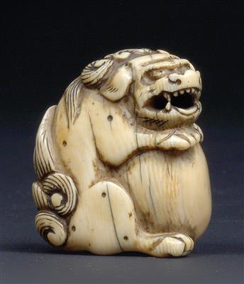 An ivory netsuke of a shishi with ball, Japan, late 18th/ early 19th century - Antiques and art