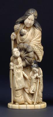 A walrus tusk okimono of Tokiwa Gozen with her three sons, Japan, Meiji period, signed - Umění a starožitnosti