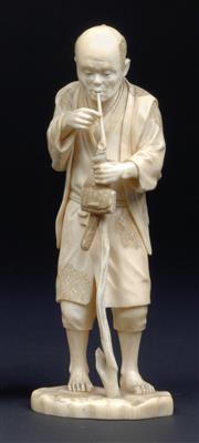 Okimono eines Mannes mit Pfeife, Japan, Meiji Periode, signiert - Uhren, Metallarbeiten, Vintage, Asiatika, Fayencen, Skulpturen, Volkskunst