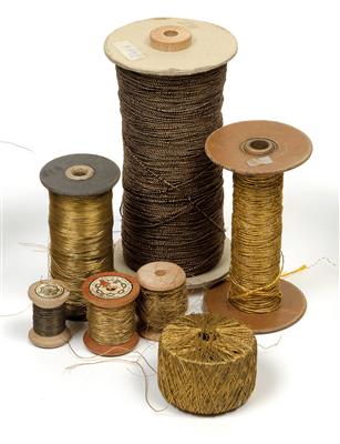 A set of sewing thread for convent work and traditional dress, - Orologi, arte asiatica, metalli lavorati, fayence, arte popolare, sculture