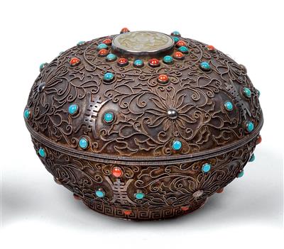 A Mongolian silver box with cover, - Clocks, Asian Art, Metalwork, Faience, Folk Art, Sculpture