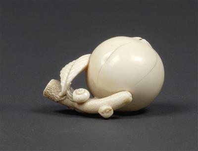 An ivory netsuke of a biwa, Japan, 19th cent., signed Mitsuhiro - Clocks, Asian Art, Metalwork, Faience, Folk Art, Sculpture