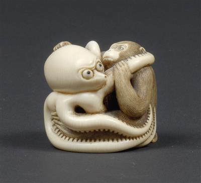 An ivory netsuke of a monkey with an octopus, Japan, 19th cent., signed Ikkosai - Orologi, arte asiatica, metalli lavorati, fayence, arte popolare, sculture