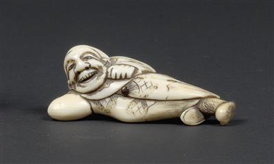 Netsuke eines Mannes seinen Hut haltend Japan, 18. Jh. - Uhren, Metallarbeiten, Asiatika, Fayencen, Skulpturen, Volkskunst