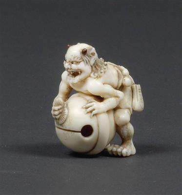 An ivory netsuke of an oni with a bell, Japan, Meiji Period, signed Tomom<b>ASA</b> - Umění a starožitnosti