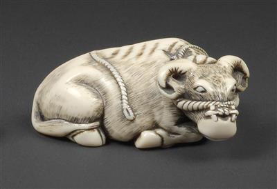 An ivory netsuke of an ox at rest, Japan, 18th cent. - Clocks, Asian Art, Metalwork, Faience, Folk Art, Sculpture