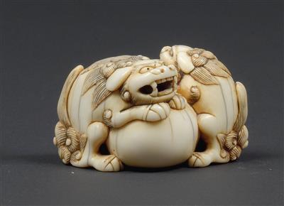 An ivory netsuke of two shishi with a ball, Japan, early 19th cent. - Clocks, Asian Art, Metalwork, Faience, Folk Art, Sculpture