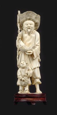 An ivory okimono of a fisherman and child, Japan, Meiji/Taisho Period - Umění a starožitnosti