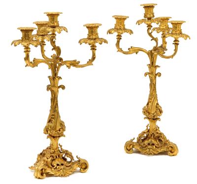 A pair of four-flame candelabras, - Orologi, arte asiatica, metalli lavorati, fayence, arte popolare, sculture