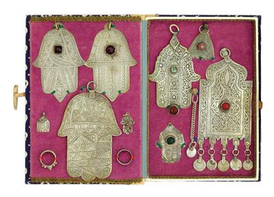 A collection of amulets, mostly ‘khamsa’ form, Morocco, 20th cent. - Clocks, Asian Art, Metalwork, Faience, Folk Art, Sculpture