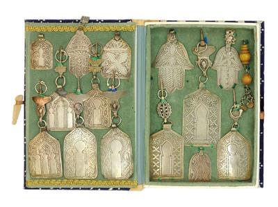 A collection of amulets, mostly ‘khamsa’ form, Morocco, 20th cent. - Clocks, Asian Art, Metalwork, Faience, Folk Art, Sculpture