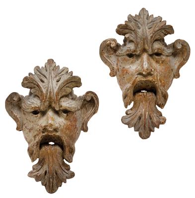 Zwei Maskarone, - Uhren, Metallarbeiten, Asiatika, Fayencen, Skulpturen, Volkskunst