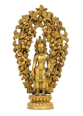 A gilt bronze figure of Bodhisattva Padmapani with aureole, Tibet, 20th cent. - Orologi, arte asiatica, vintage, metalli lavorati, fayence, arte popolare, sculture