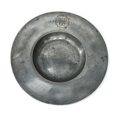 A wide rimmed pewter plate, - Orologi, arte asiatica, vintage, metalli lavorati, fayence, arte popolare, sculture