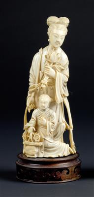 An ivory figure of a lady with a flower and a girl with a basket of flowers, China, late Qing Dynasty/Republic Period - Orologi, arte asiatica, vintage, metalli lavorati, fayence, arte popolare, sculture