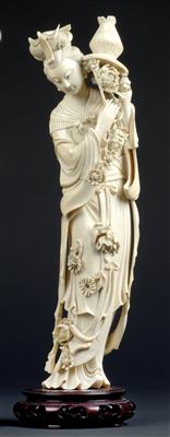 An ivory figure of a lady with flowers, China, late Qing Dynasty/Republic Period - Umění a starožitnosti