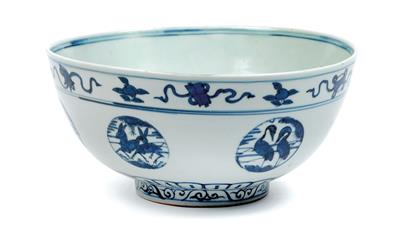 A large blue-and-white dish, China, Ming Dynasty, six-character Jiajing mark, of the period - Umění a starožitnosti