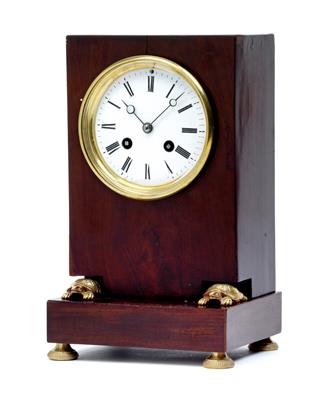 A mahogany table clock with turtles - Umění a starožitnosti