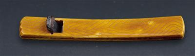 An ivory netsuke of a plane, Japan, Meiji Period, signed Tomochika - Umění a starožitnosti