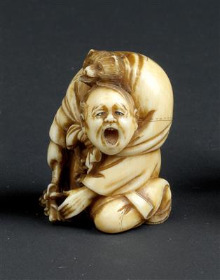 An ivory netsuke of a man with bears on his back, Japan, Meiji Period - Umění a starožitnosti