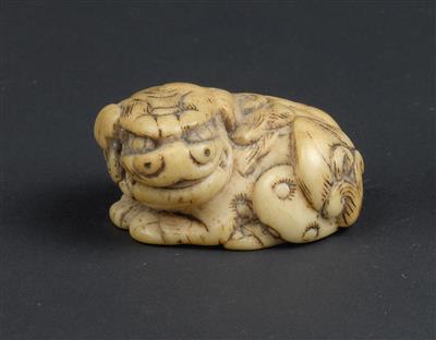 A stag horn netsuke of a shishi, Japan, late 18th /early 19th cent. - Orologi, arte asiatica, vintage, metalli lavorati, fayence, arte popolare, sculture