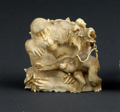 An ivory okimono of a female monkey with her young, Japan, Meiji Period - Clocks, Asian Art, Vintage, Metalwork, Faience, Folk Art, Sculpture