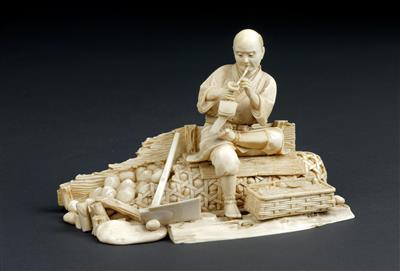 An ivory okimono of a man resting with kiseru, Japan, Meiji Period, signed - Umění a starožitnosti