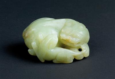 A jade figure of a qilin resting with its young, China, Qing Dynasty - Umění a starožitnosti