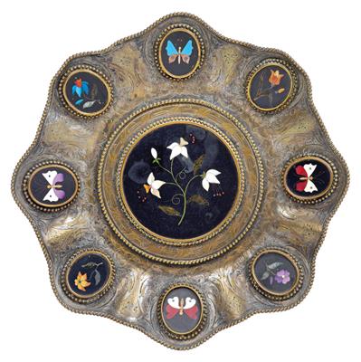 A presentation platter with pietra dura inlays, - Orologi, arte asiatica, vintage, metalli lavorati, fayence, arte popolare, sculture