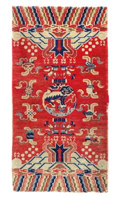 A carpet, China, early 20th cent. - Clocks, Asian Art, Vintage, Metalwork, Faience, Folk Art, Sculpture