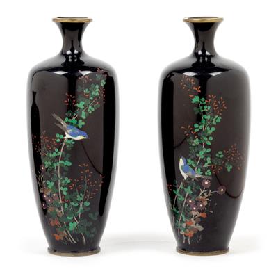 A pair of cloisonné vases, Japan, Meiji Period - Orologi, arte asiatica, metalli lavorati, fayence, arte popolare, sculture