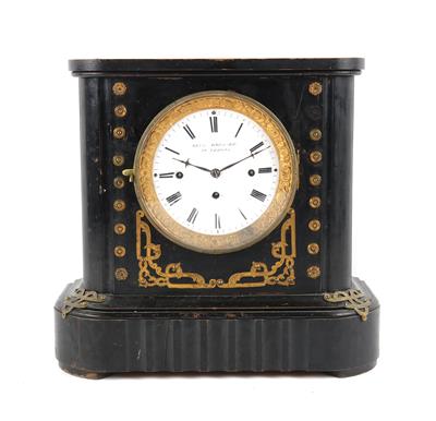 A Biedermeier mantel clock with musical mechanism - Umění a starožitnosti