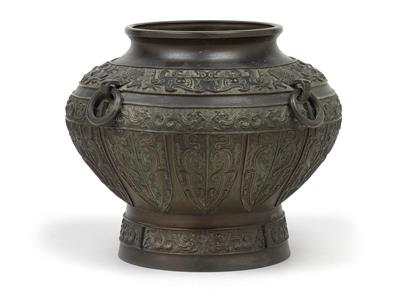 A bronze vessel, China, Qing Dynasty - Clocks, Asian Art, Metalwork, Faience, Folk Art, Sculpture