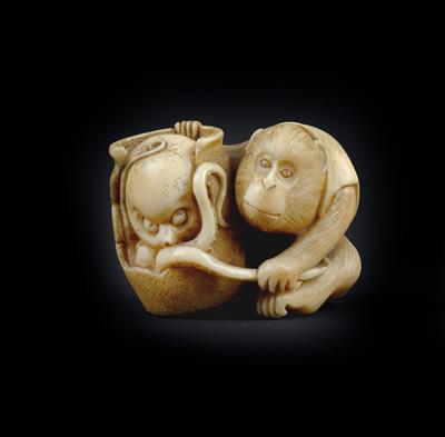 An ivory netsuke of a monkey with an octopus, Japan, Meiji Period, signed Tomochika - Umění a starožitnosti