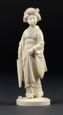 An ivory okimono of a bijin with a parasol, Japan, Meiji/Taisho Period, signed - Clocks, Asian Art, Metalwork, Faience, Folk Art, Sculpture