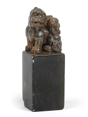 A seal with a handle in the form of a lion, China, probably Qing Dynasty - Clocks, Asian Art, Metalwork, Faience, Folk Art, Sculpture