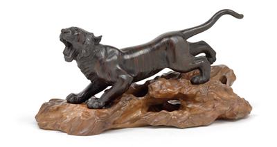 A tiger, Japan, Meiji/Taisho Period, signed Gyoko saku - Clocks, Asian Art, Metalwork, Faience, Folk Art, Sculpture